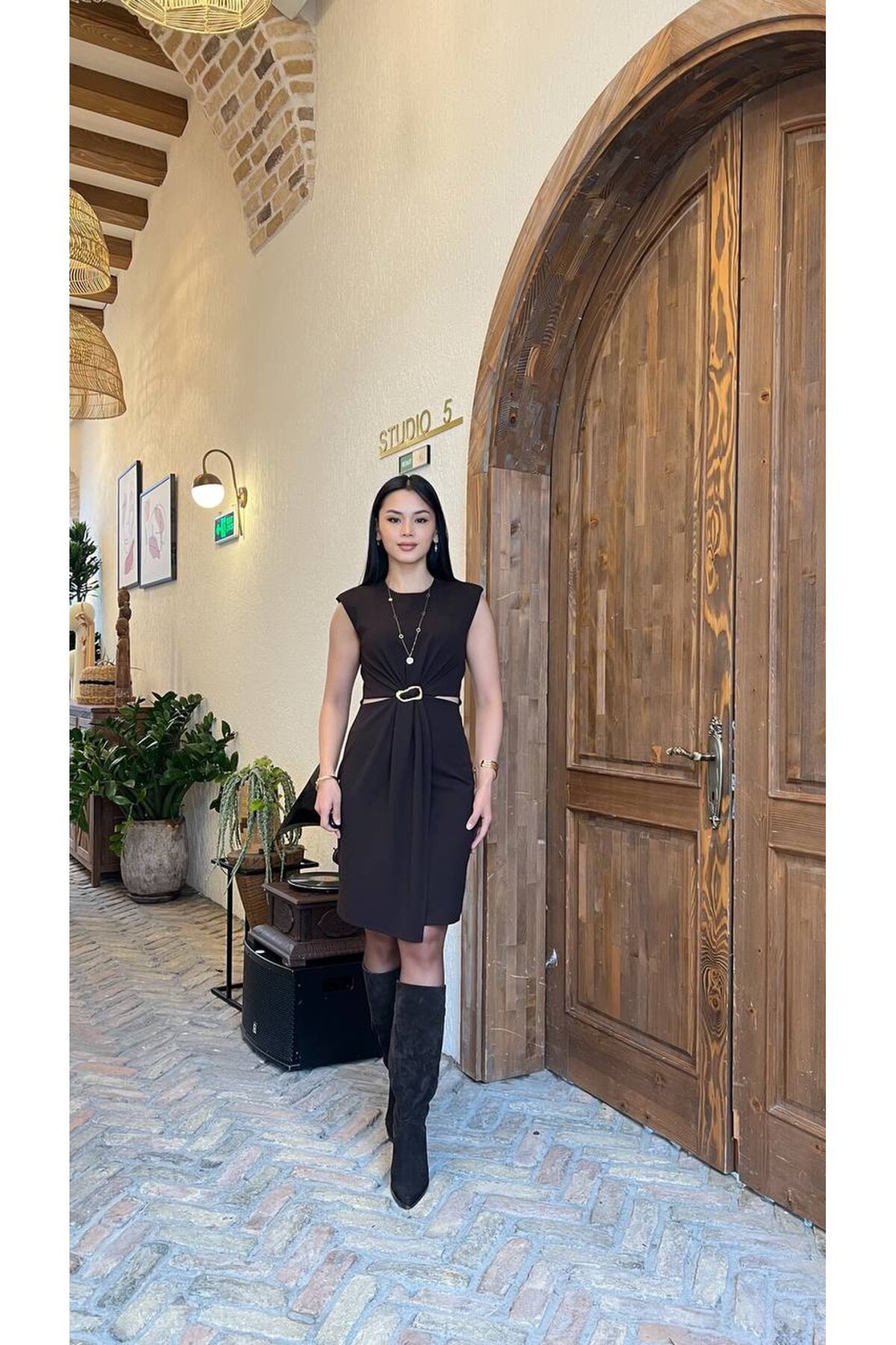 3859-KAHVE BEL PENCERE DEKOLTELİ KISA ELBİSE