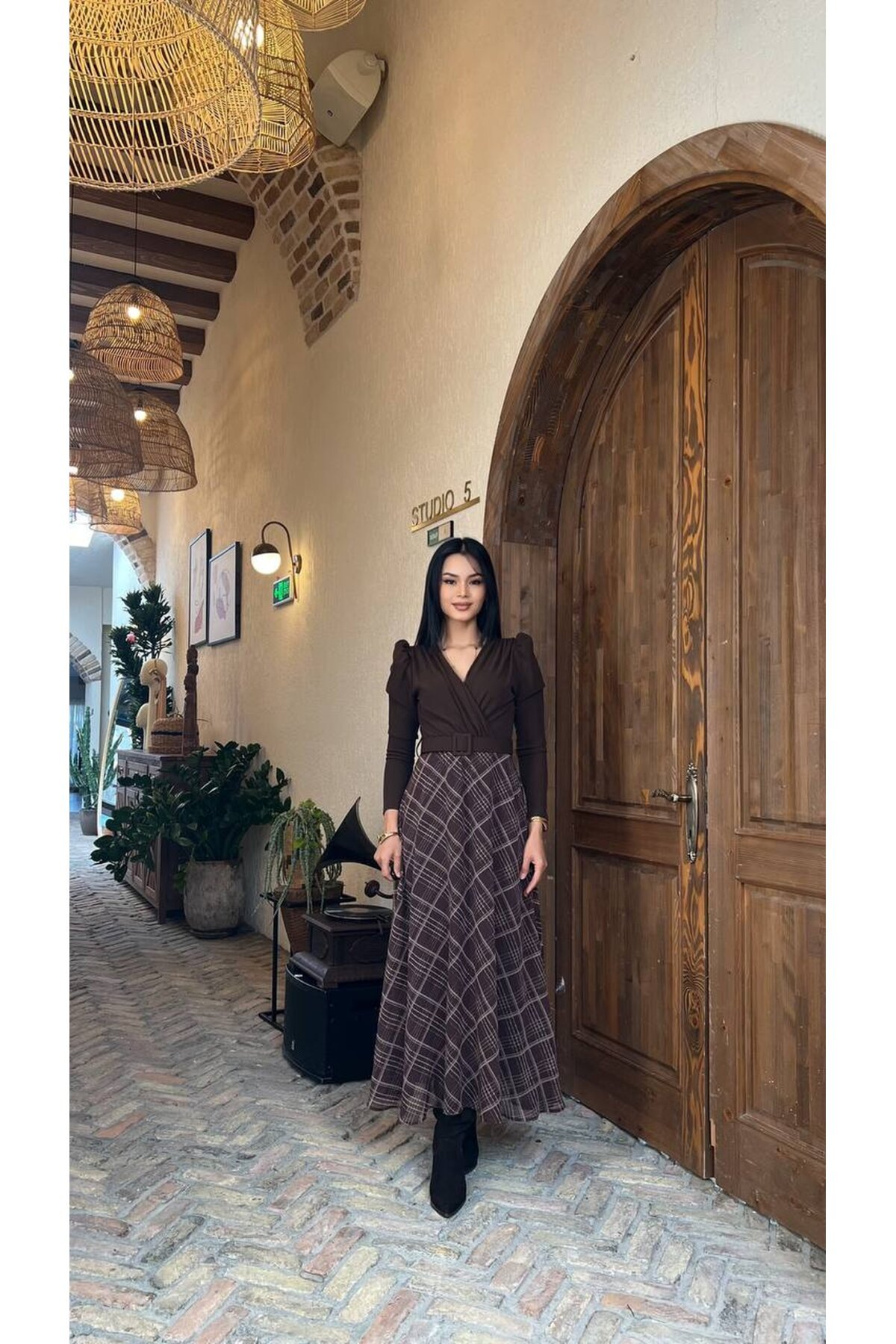 3860-KAHVE ÜSTÜ KREP ALTI EKOSE DESEN ŞİFON ELBİSE