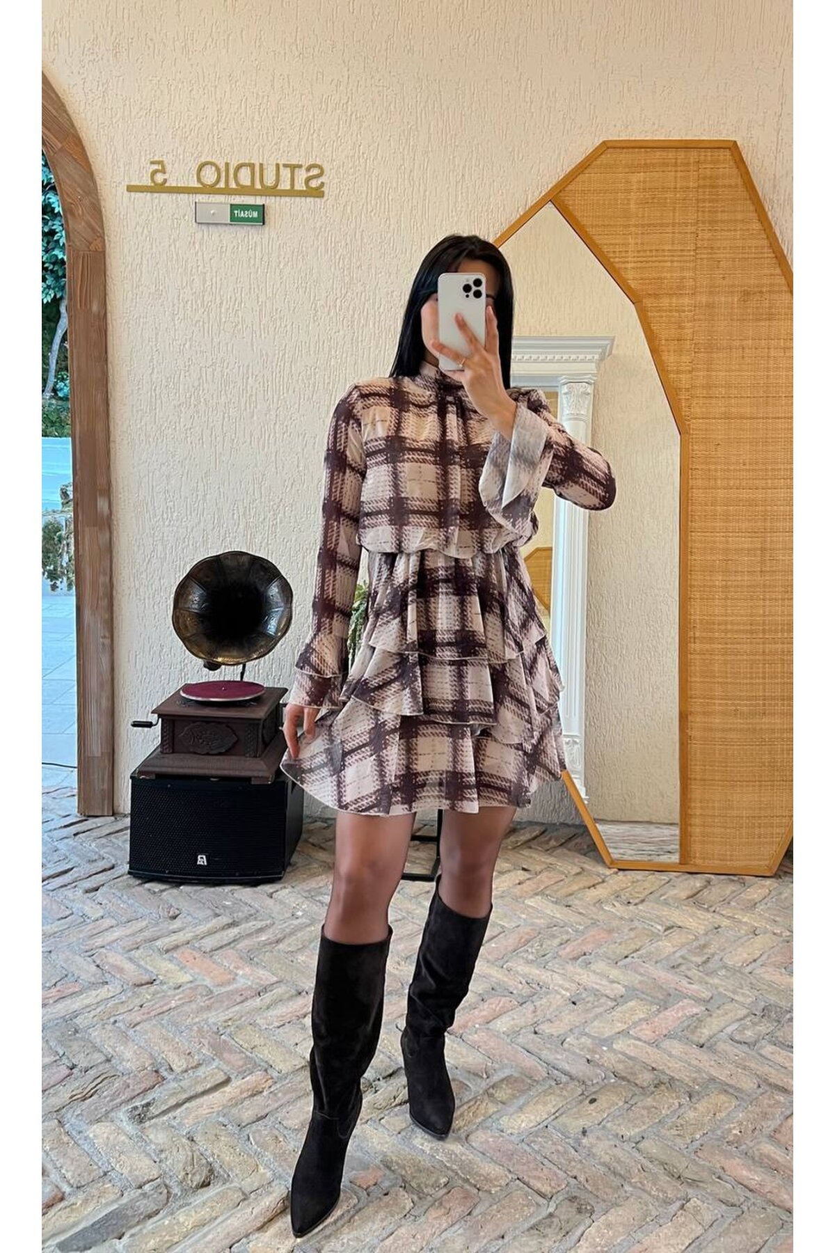 3861-KAHVE  EKOSE DESEN KAT KAT ŞİFON ELBİSE