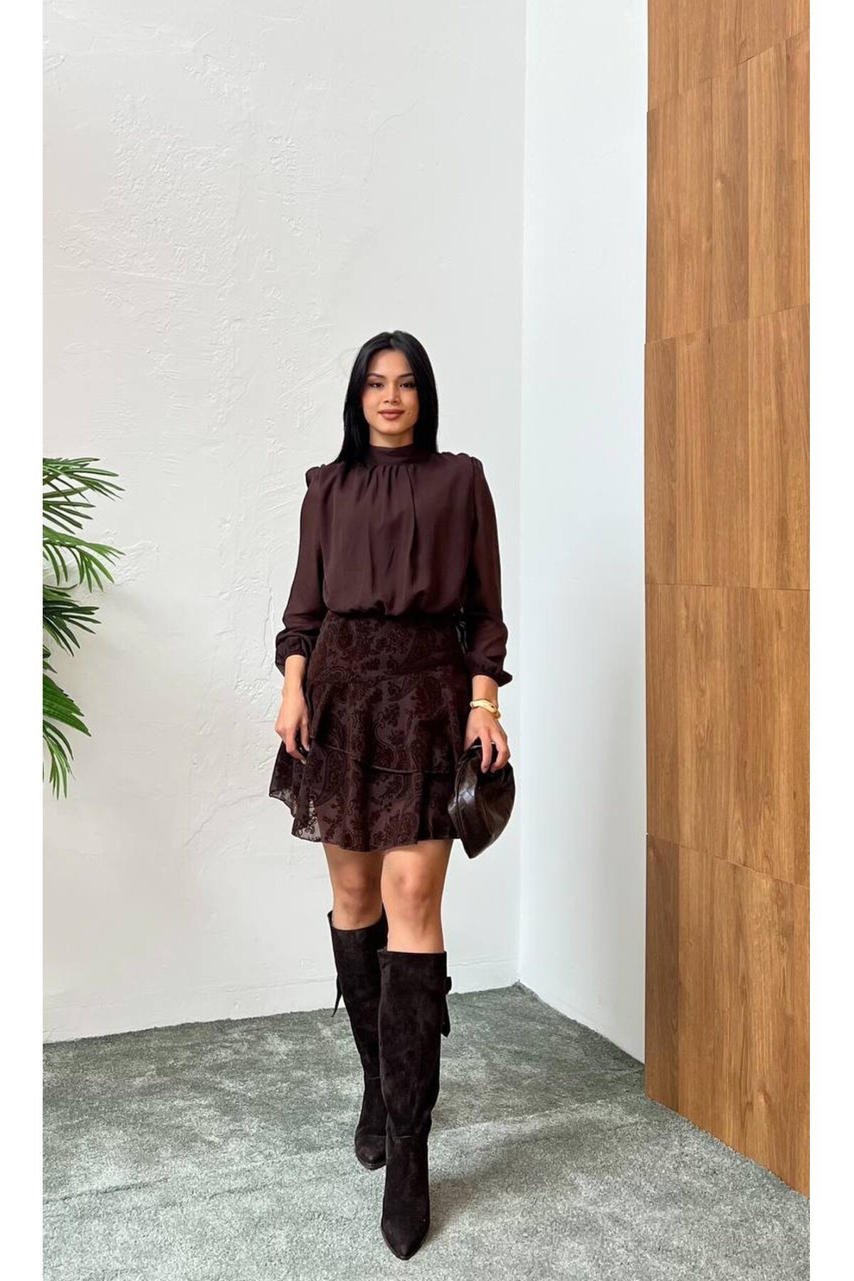 3863-KAHVERENGİ ÜSTÜ ŞİFON ALTI FLOK MİNİ ELBİSE