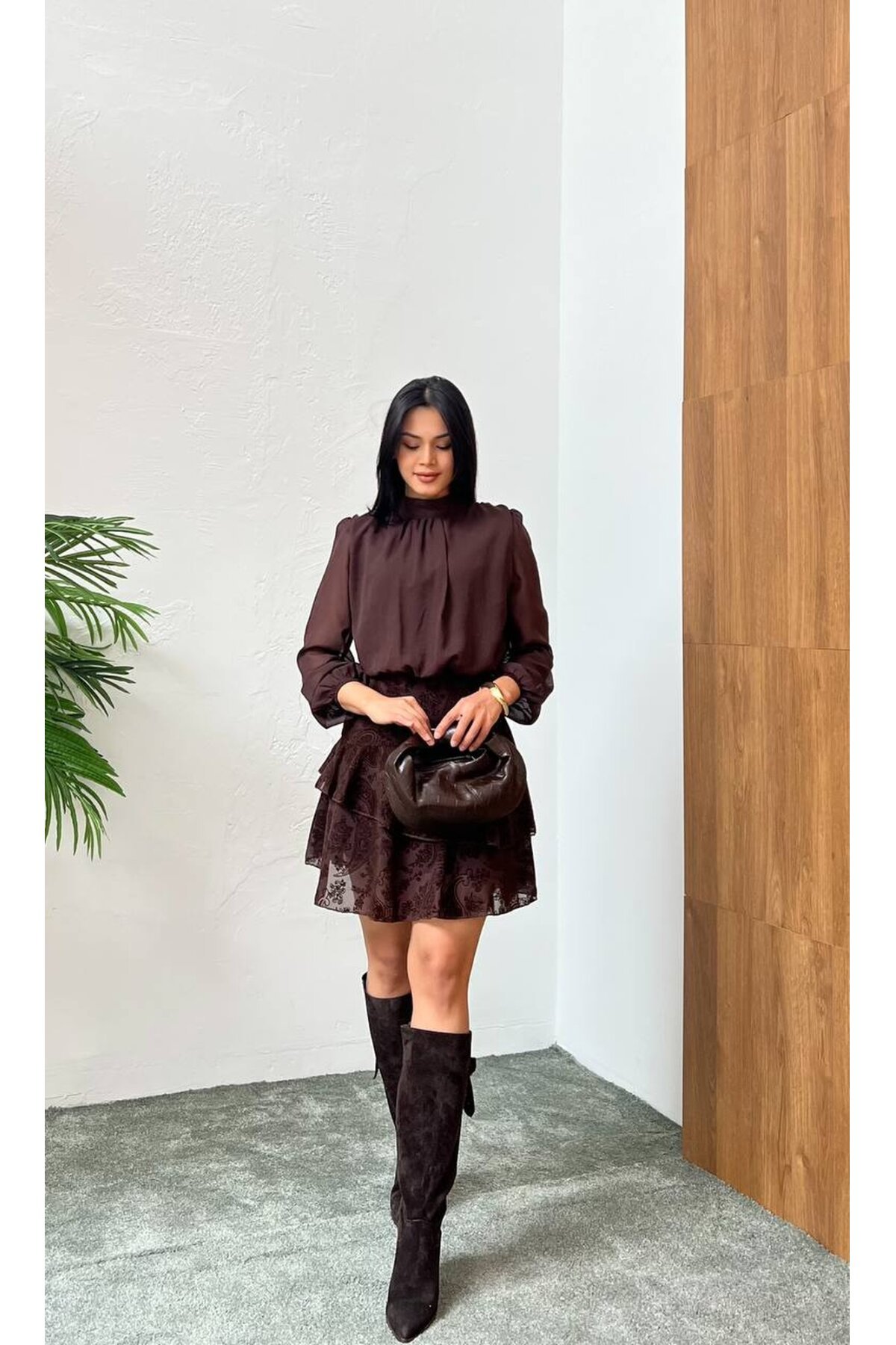 3863-KAHVERENGİ ÜSTÜ ŞİFON ALTI FLOK MİNİ ELBİSE