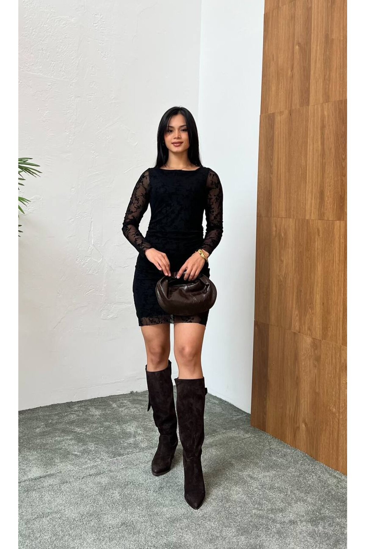 3864-SİYAH FLOK BASKI YANLARI BÜZGÜLÜ ELBİSE