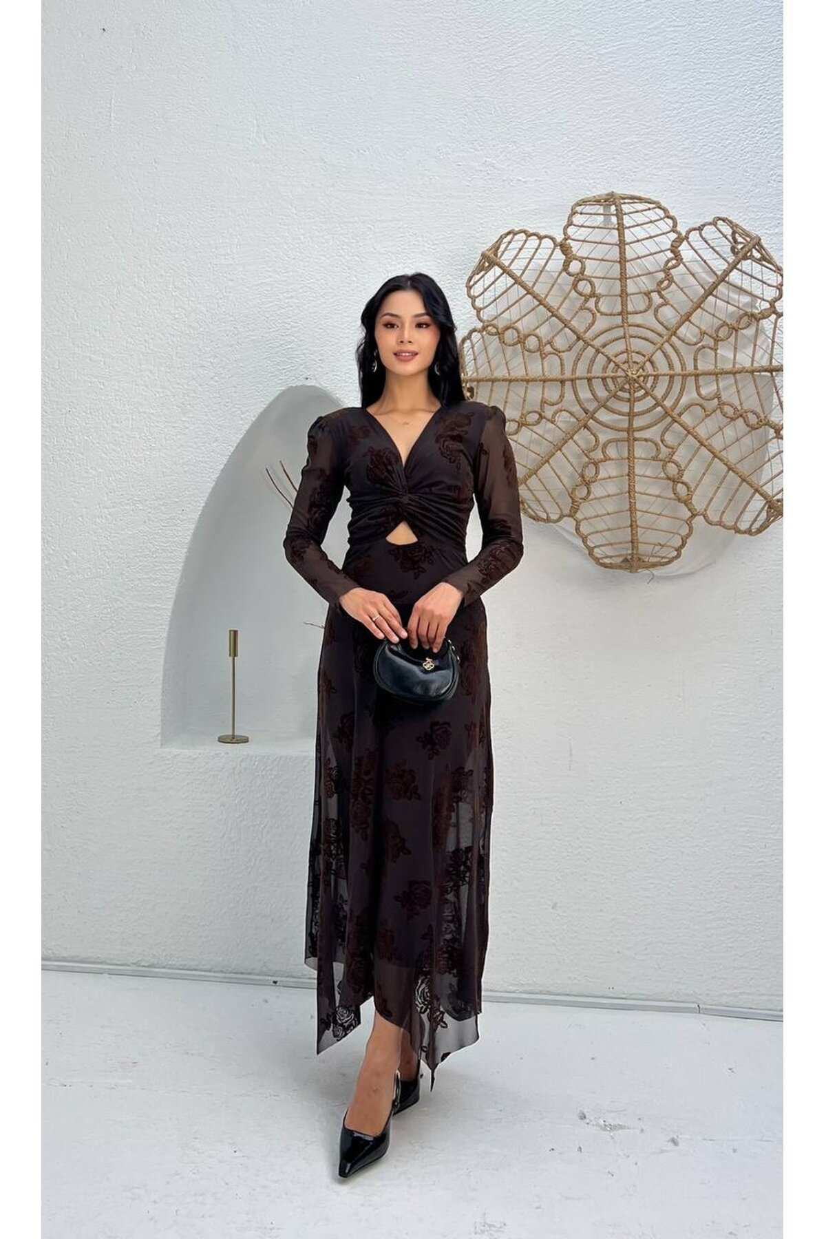 3875-KAHVERENGİ GÖĞÜS PENCERELİ ÇİÇEK DESENLİ FLOK BASKI ELBİSE