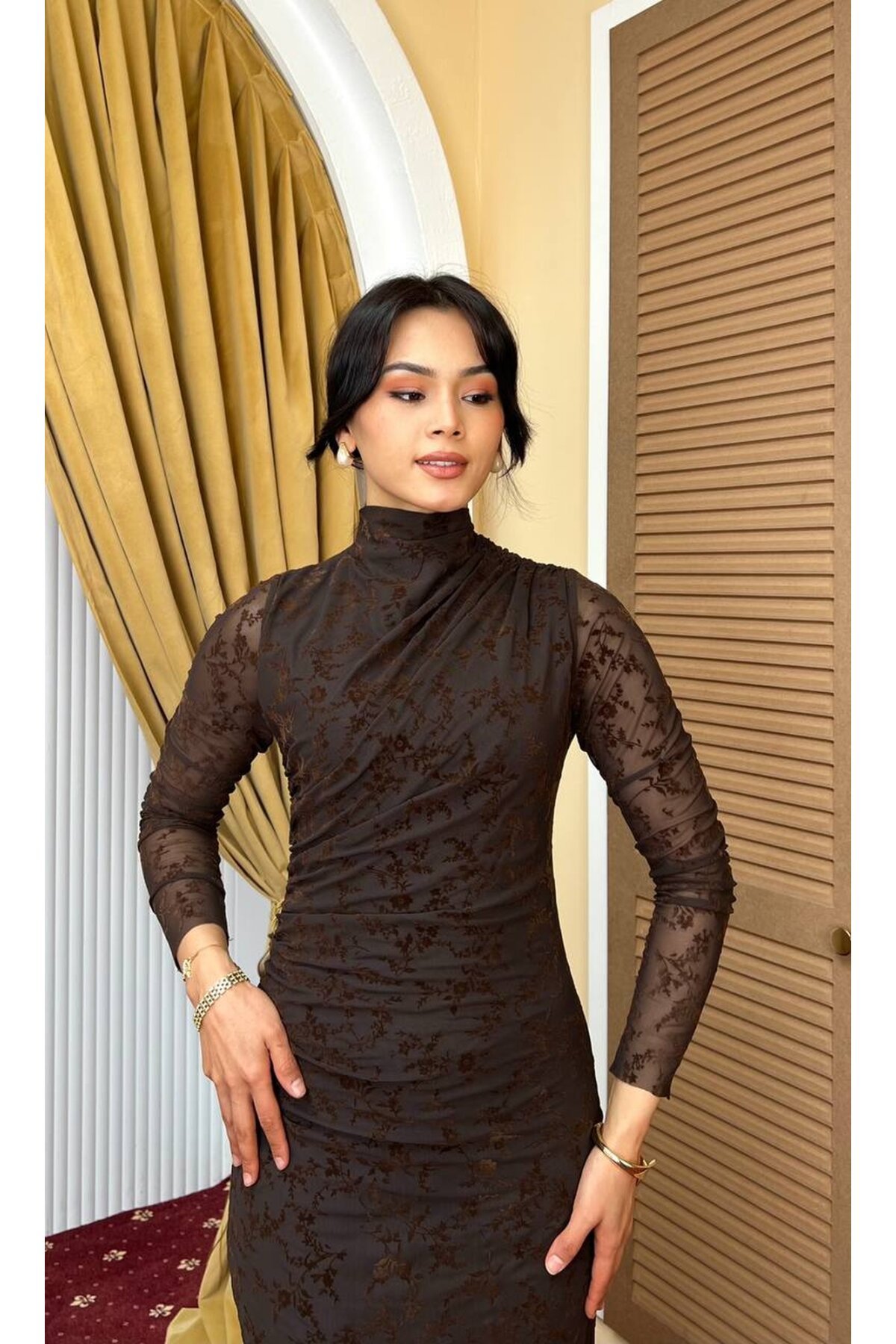 3901-KAHVERENGİ FLOK BASKI DRAPELİ ELBİSE