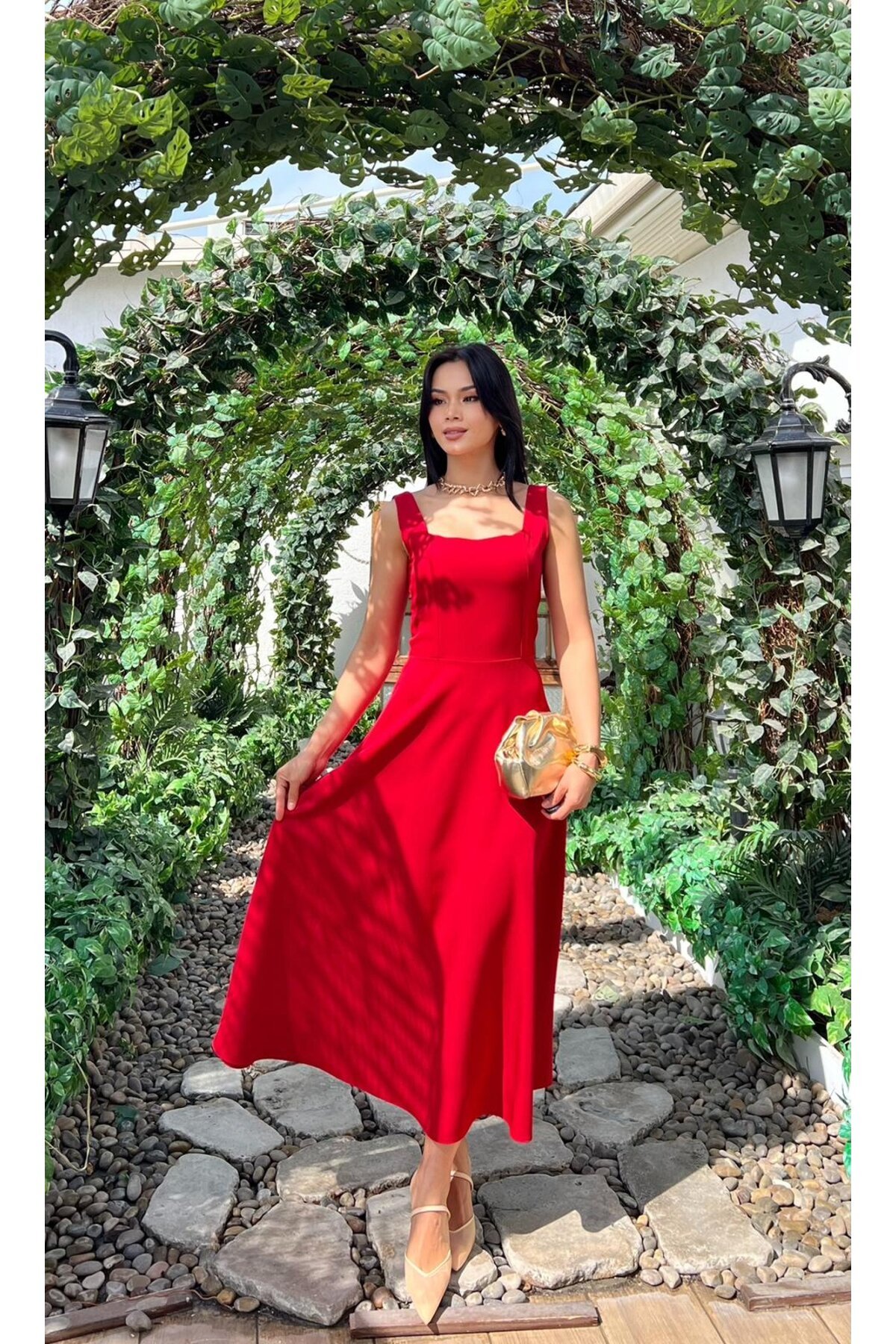 3938- KIRMIZI ARKADAN BAĞLAMA DETAYLI KARE YAKA KREP ELBİSE