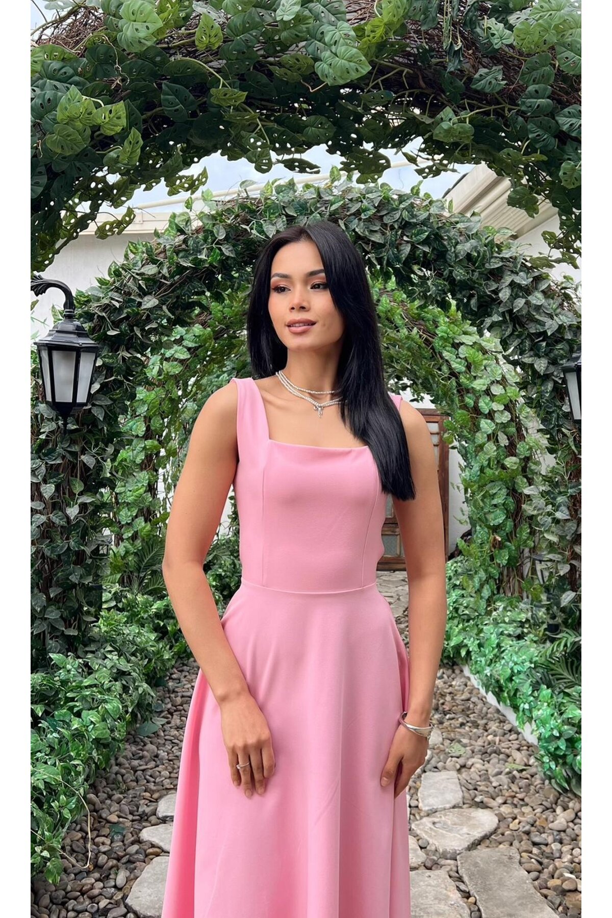 3938- PEMBE ARKADAN BAĞLAMA DETAYLI KARE YAKA KREP ELBİSE