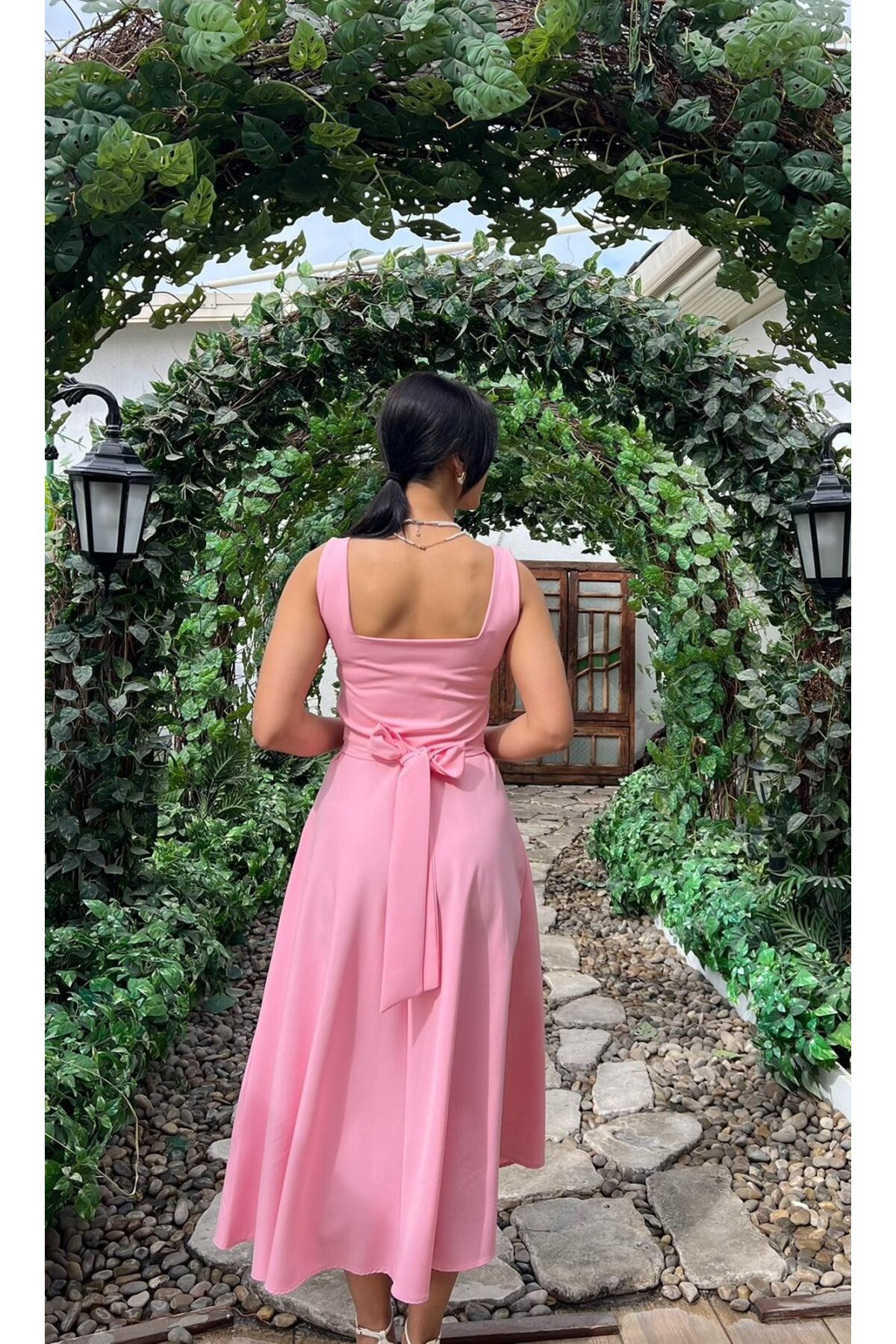 3938- PEMBE ARKADAN BAĞLAMA DETAYLI KARE YAKA KREP ELBİSE