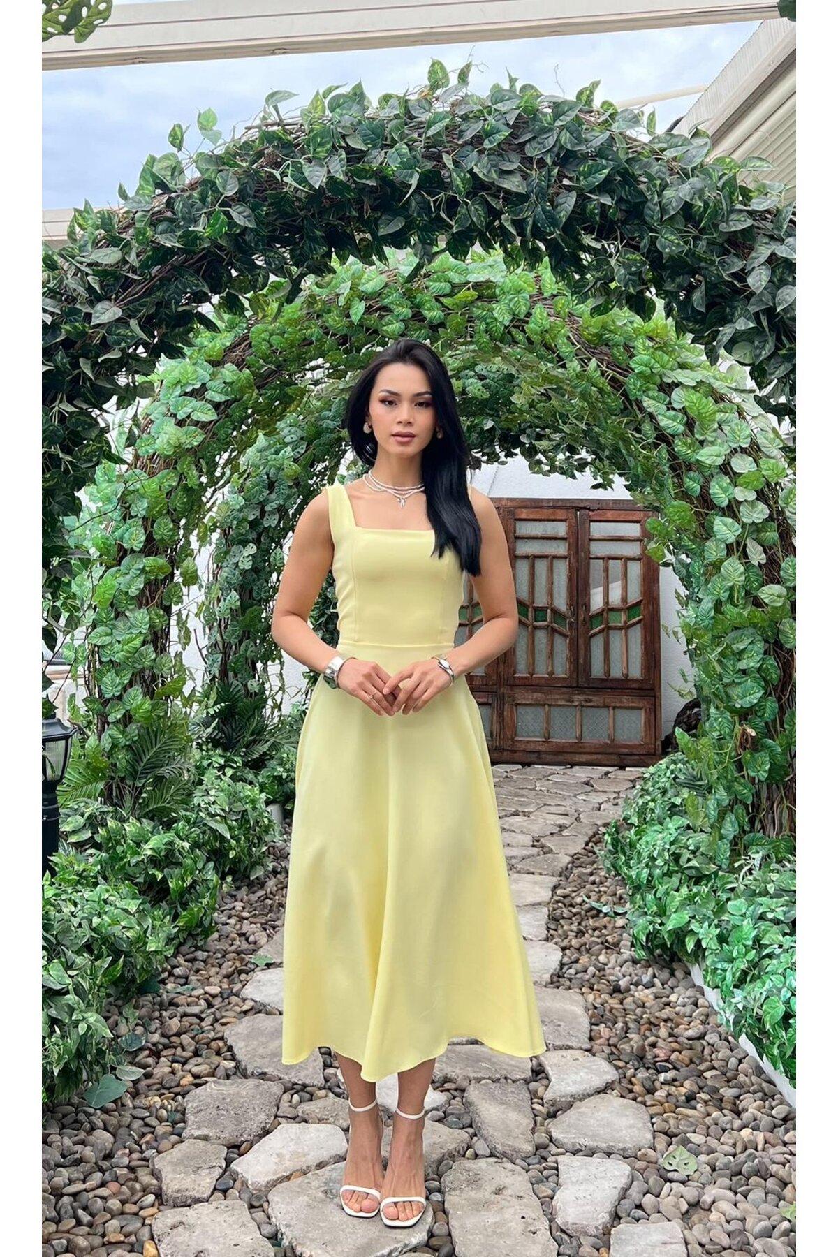 3938- SARI ARKADAN BAĞLAMA DETAYLI KARE YAKA KREP ELBİSE