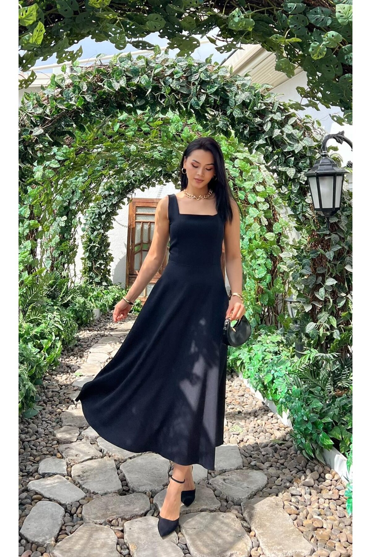 3938- SİYAH ARKADAN BAĞLAMA DETAYLI KARE YAKA KREP ELBİSE