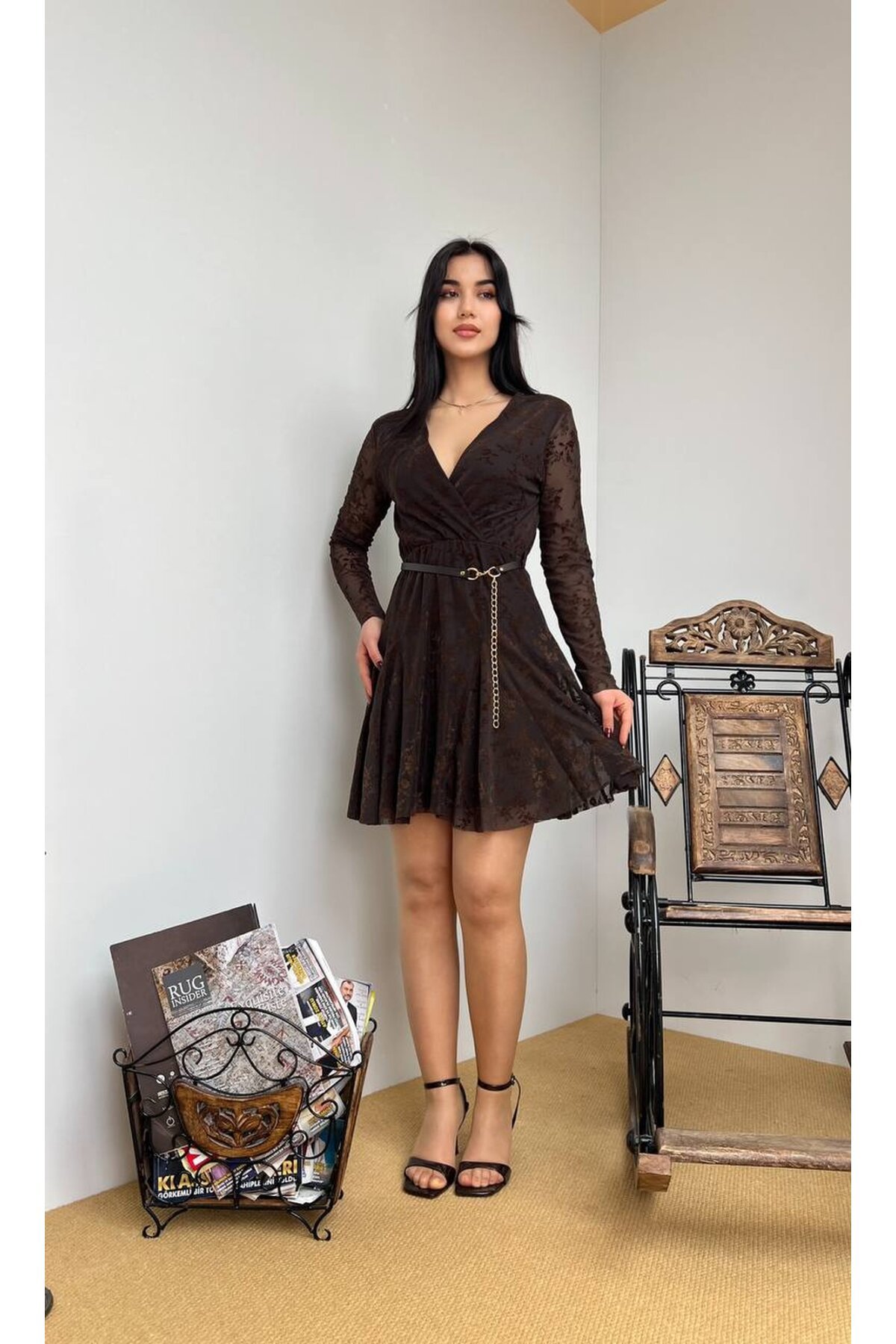 3894-KAHVERENGİ FLOK BASKI ANVELOK YAKA KISA ELBİSE