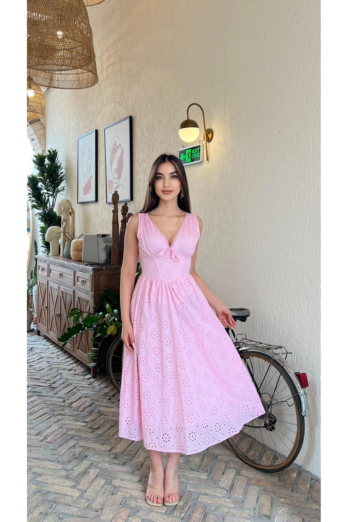 4010-PEMBE V YAKA FİSTO ELBİSE