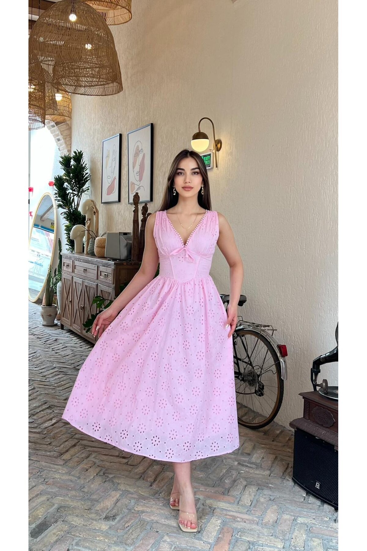 4010-PEMBE V YAKA FİSTO ELBİSE