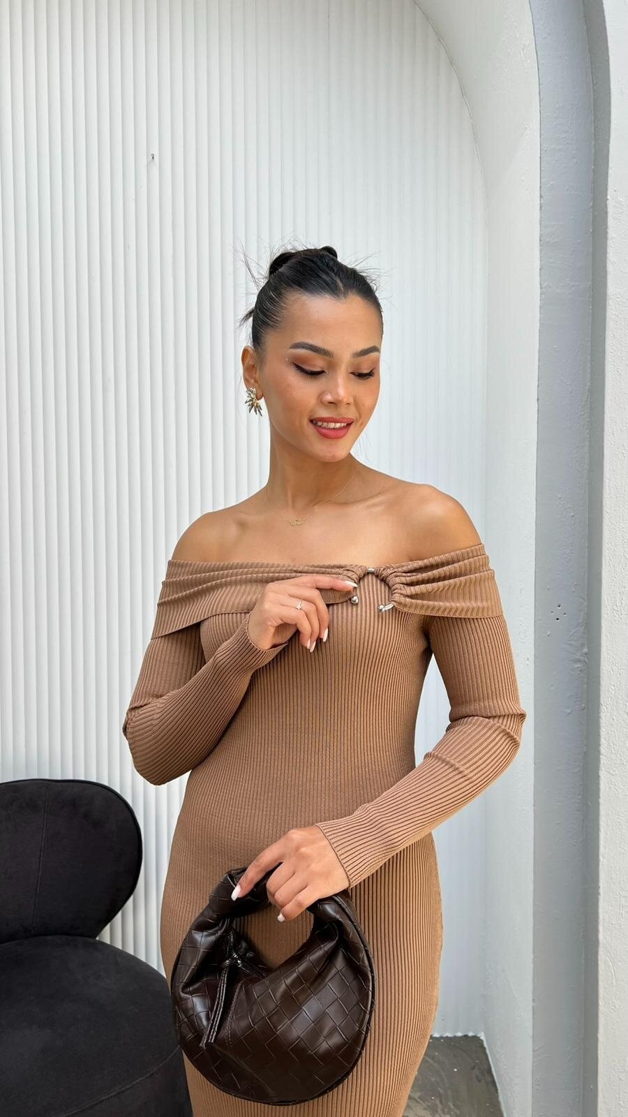 BEJ MADONNA YAKA TOKA DETAYLI TİRKO ELBİSE