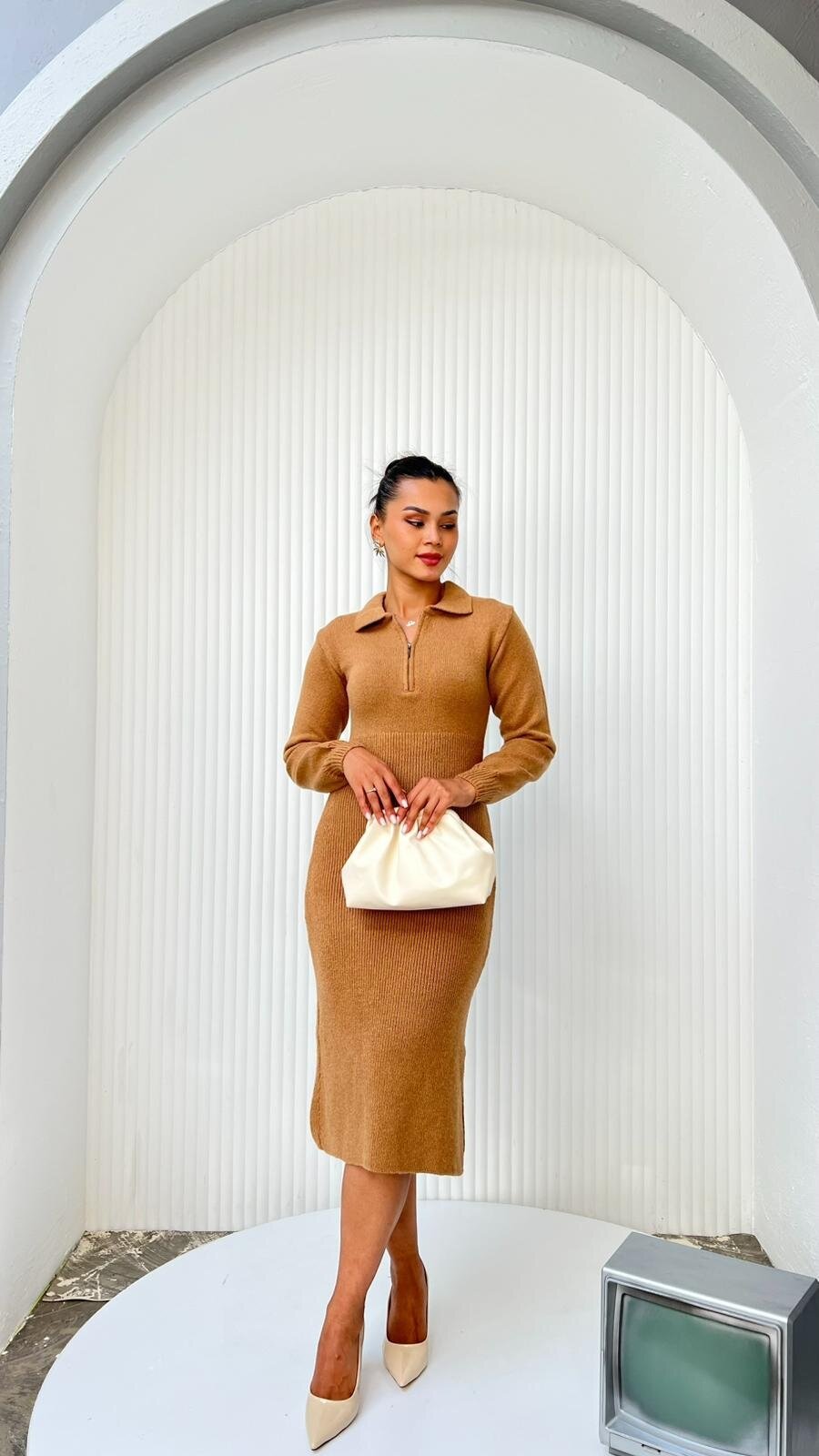 BİSKUVİ POLO YAKA FERMUARLI TRİKO ELBİSE