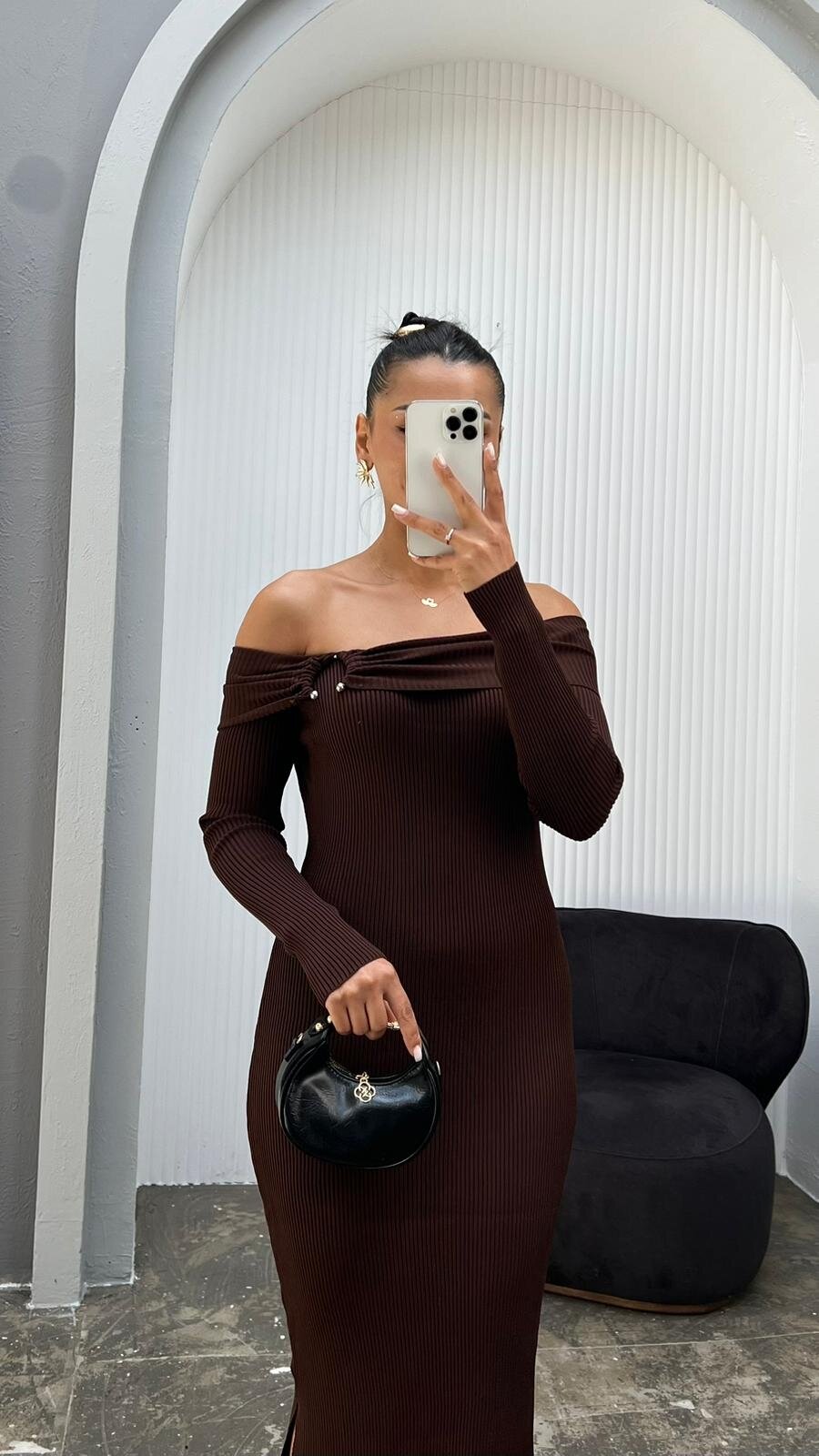 KAHVERENGİ MADONNA YAKA TOKA DETAYLI TİRKO ELBİSE