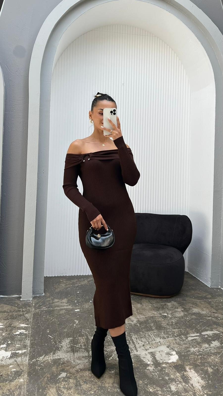 KAHVERENGİ MADONNA YAKA TOKA DETAYLI TİRKO ELBİSE