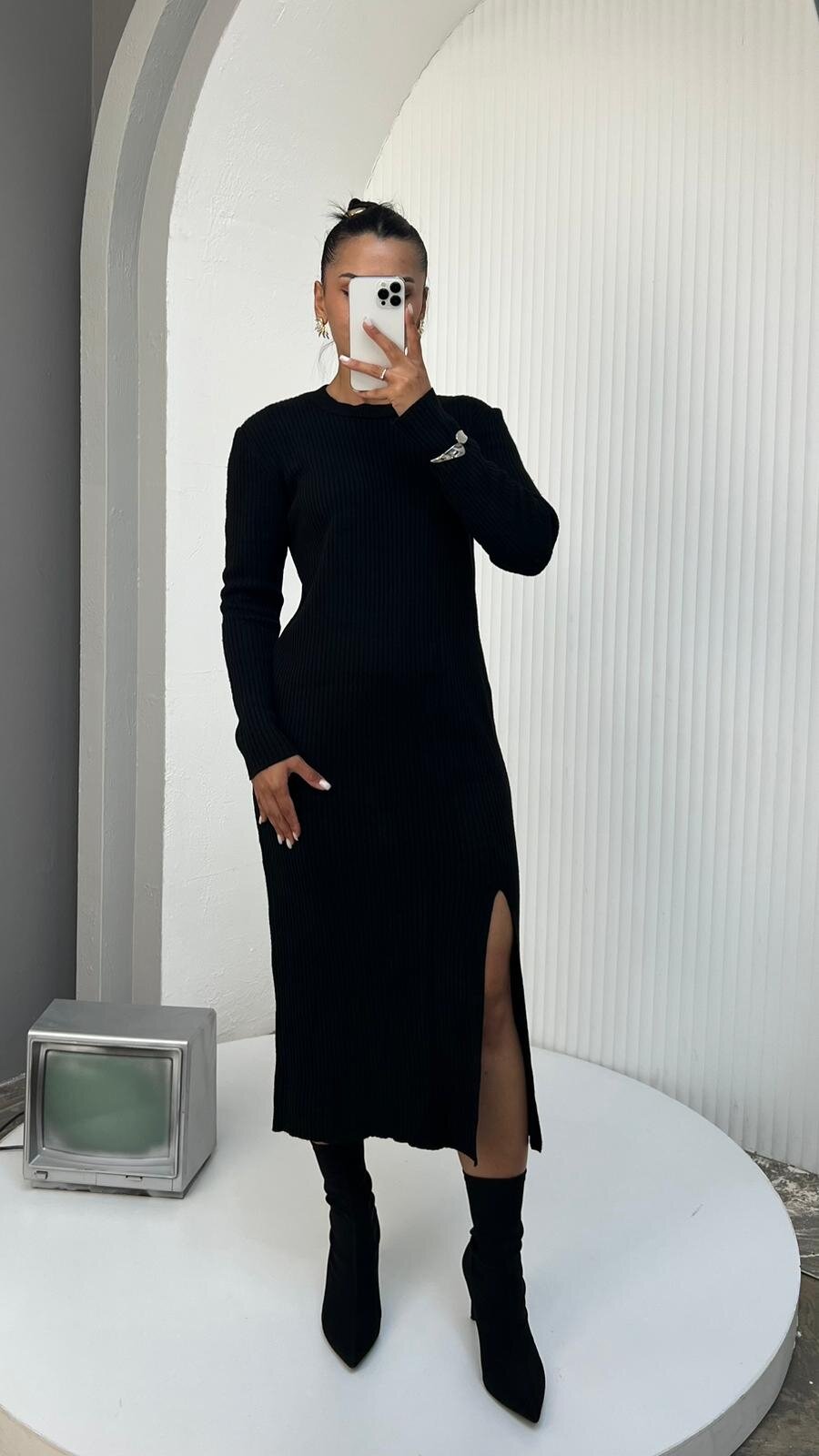 SİYAH FİTİLLİ YIRTMAÇLI TRİKO ELBİSE