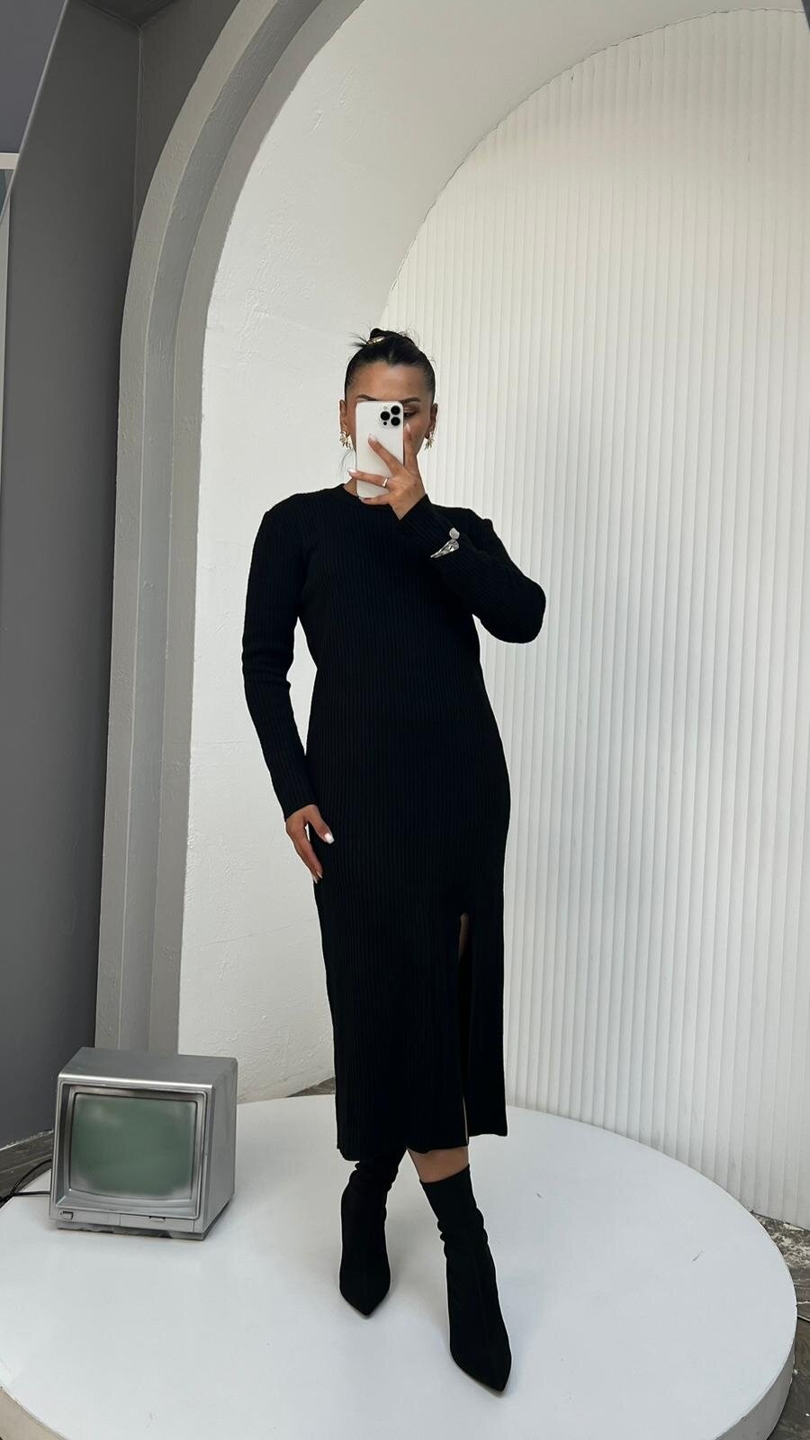 SİYAH FİTİLLİ YIRTMAÇLI TRİKO ELBİSE