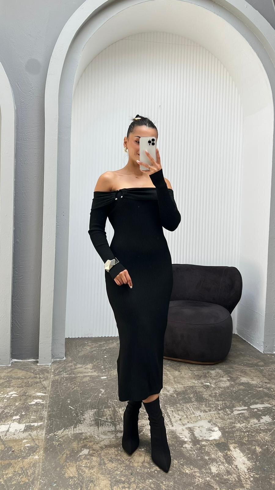 SİYAH MADONNA YAKA TOKA DETAYLI TİRKO ELBİSE