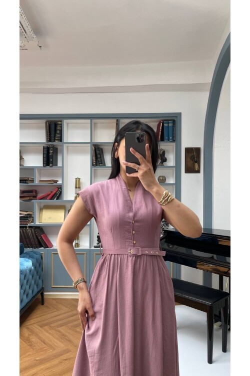 3440-PUDRA GOLD KEMER DETAY VE GOLD DÜĞMELİ ELBİSE