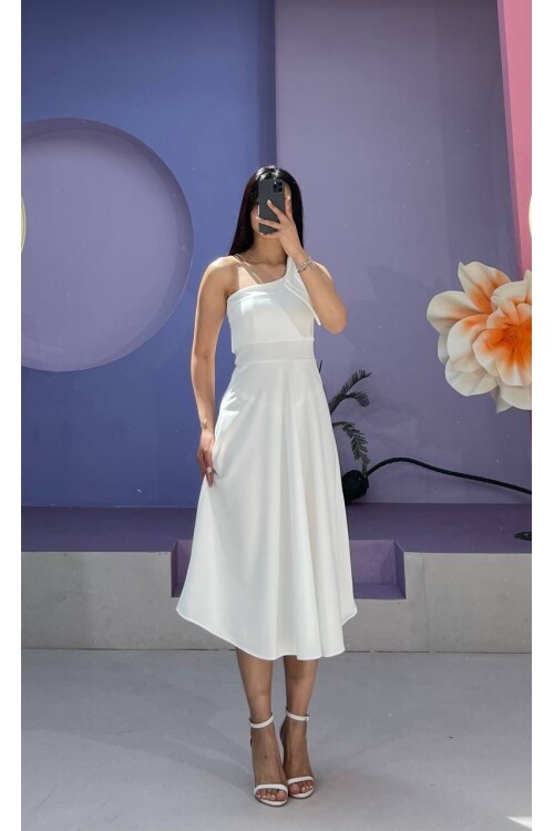 3443-BEYAZ TEK OMUZ FİYONK DETAY ELBİSE