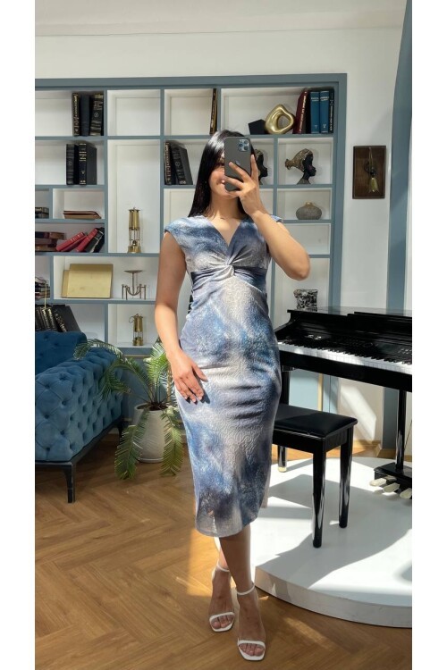 3510-MAVİ KARMAŞIK DESEN ÖNÜ DÜĞÜMLÜ ELBİSE