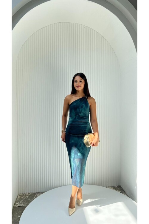 3515-YEŞİL TEK OMUZ BROŞ DETAYLI ELBİSE