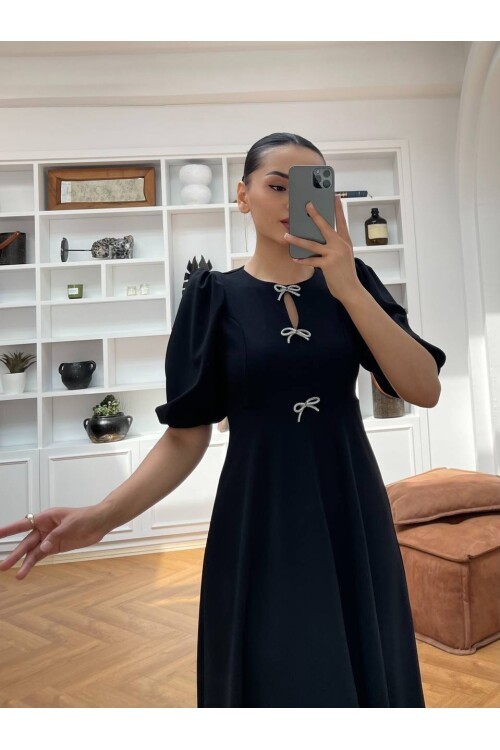 3578-SİYAH TAŞ FİYONKLU ELBİSE