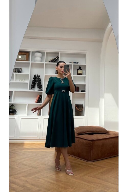 3578-ZÜMRÜT TAŞ FİYONKLU ELBİSE