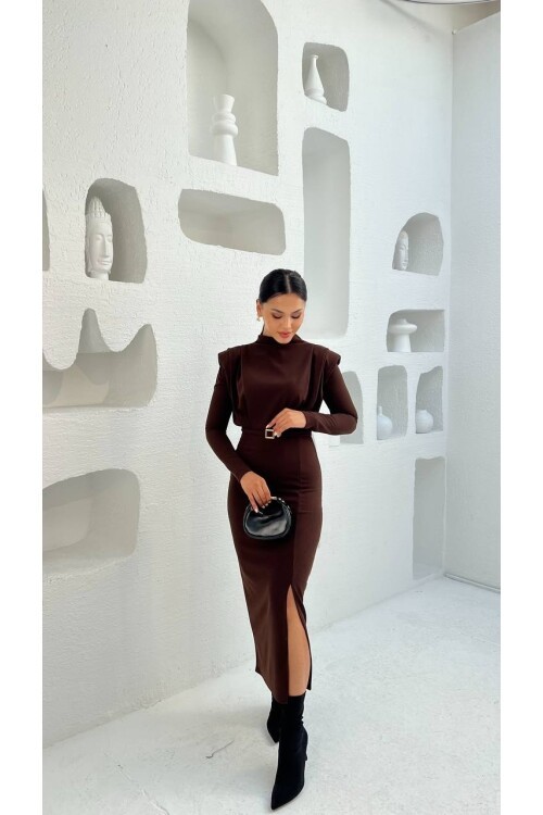 3587-KAHVERENGİ BALIKÇI YAKA OMUZLARI PİLELİ KENDİNDEN TOKA KEMERLİ ELBİSE