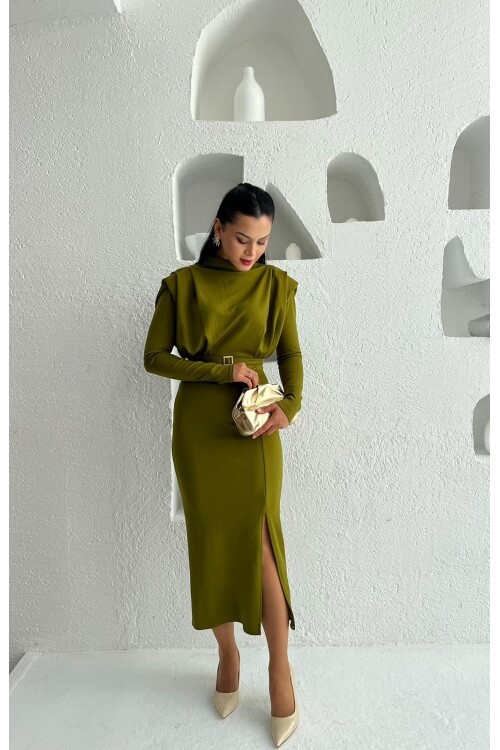 3587-OLİV  BALIKÇI YAKA OMUZLARI PİLELİ KENDİNDEN TOKA KEMERLİ ELBİSE