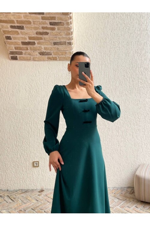 3630-ZÜMRÜT KADİFE FİYONK DETAY ELBİSE