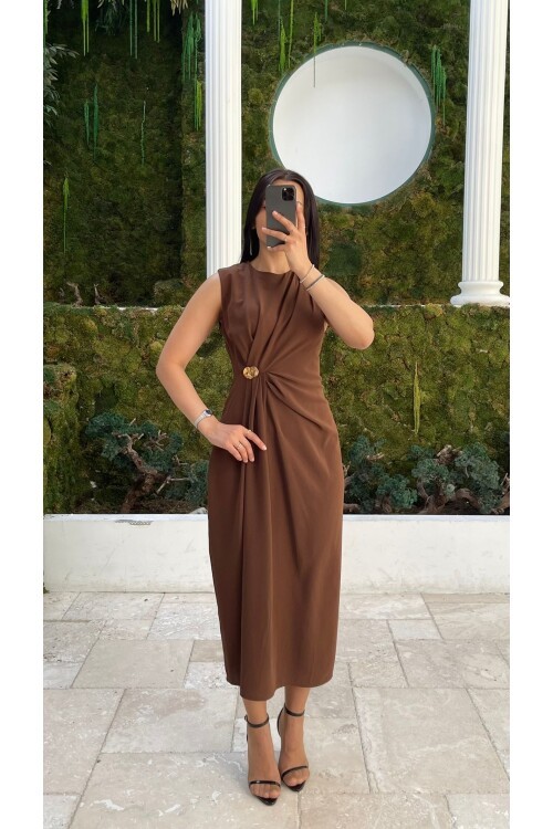 3718-KAHVERENGİ ASİMETRİK BROŞLU ELBİSE