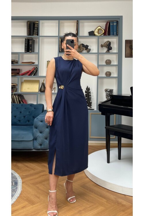 3718-LACİVERT ASİMETRİK BROŞLU ELBİSE