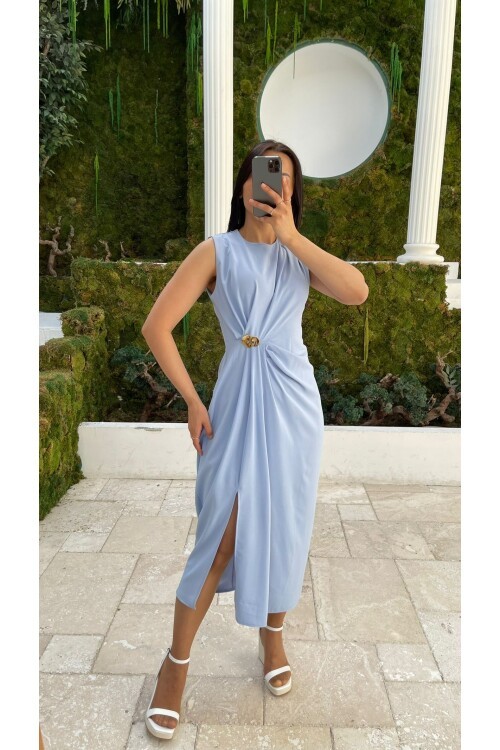 3718-MAVİ ASİMETRİK BROŞLU ELBİSE