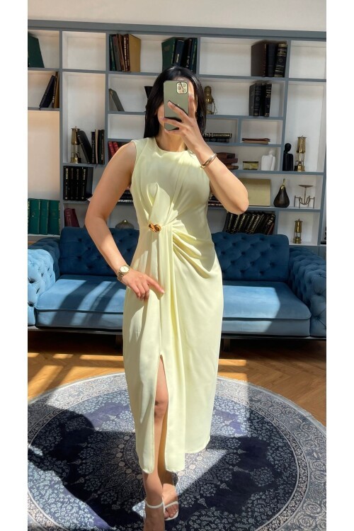3718-SARI ASİMETRİK BROŞLU ELBİSE