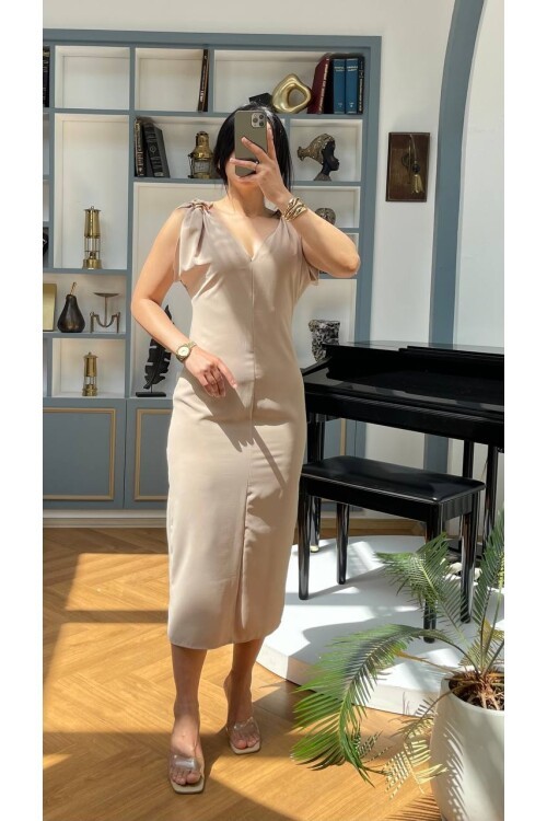 3746-BEJ OMUZLARI TOKA DETAY ELBİSE