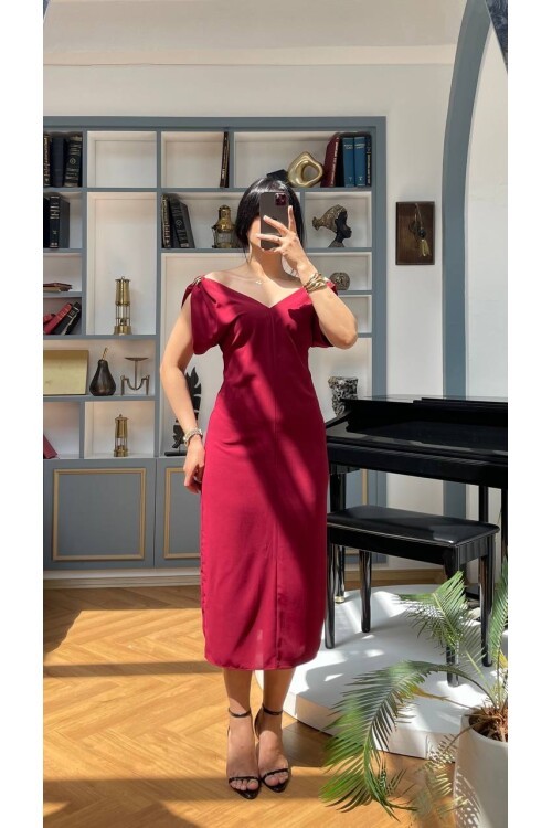 3746-BORDO OMUZLARI TOKA DETAY ELBİSE