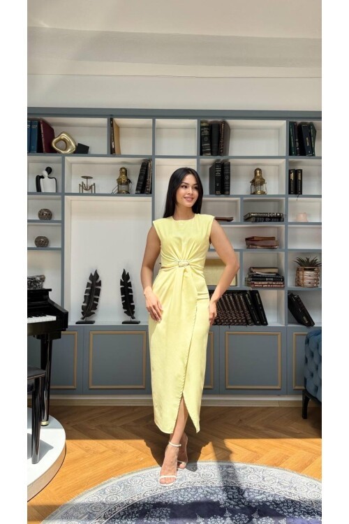 3755-SARI BÖBREK PENCERELİ TOKALI ELBİSE