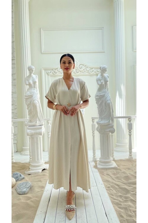 3799-BEJ BROŞLU ÖNÜ YIRTMAÇLI ELBİSE