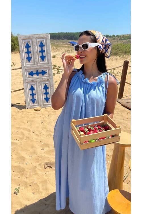 3807-MAVİ HALTER YAKA KRİNKIL KUMAŞ ELBİSE