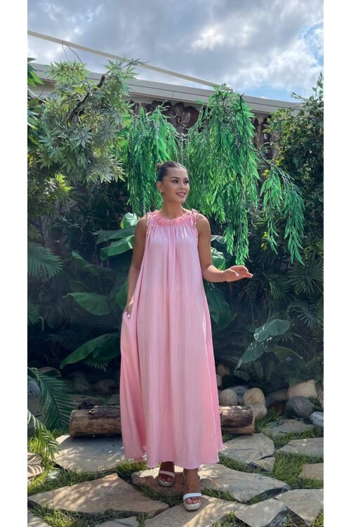 3807-PEMBE HALTER YAKA KRİNKIL KUMAŞ ELBİSE
