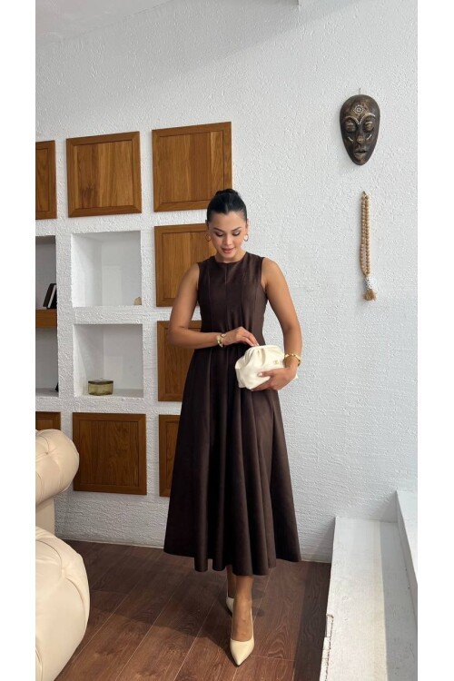 3825-KAHVERENGİ SÜET KUMAŞ SIFIR KOL KİLOŞ ELBİSE