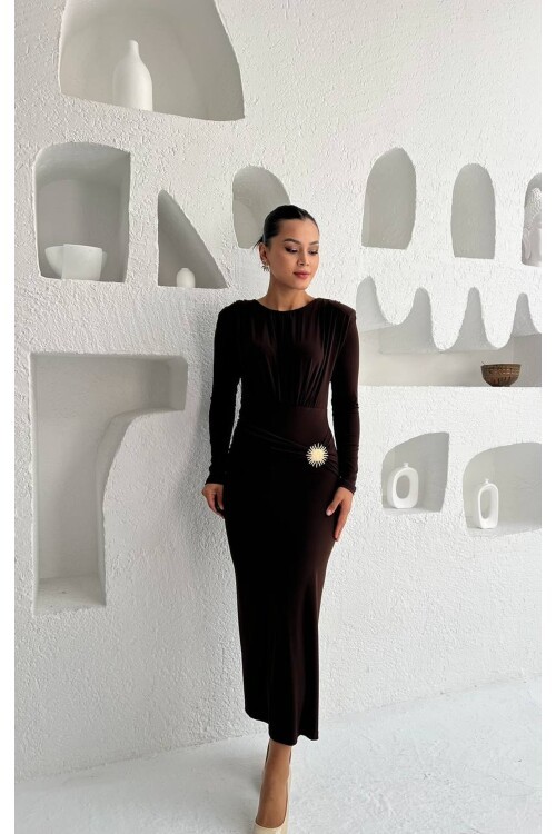 3839-KAHVERENGİ DENİZ KABUĞU TOKALI SANDY KUMAŞ ELBİSE