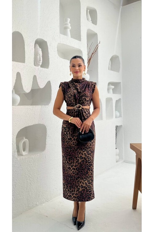 3840-LEOPAR DESEN YANLARI AÇIK TOKALI ELBİSE