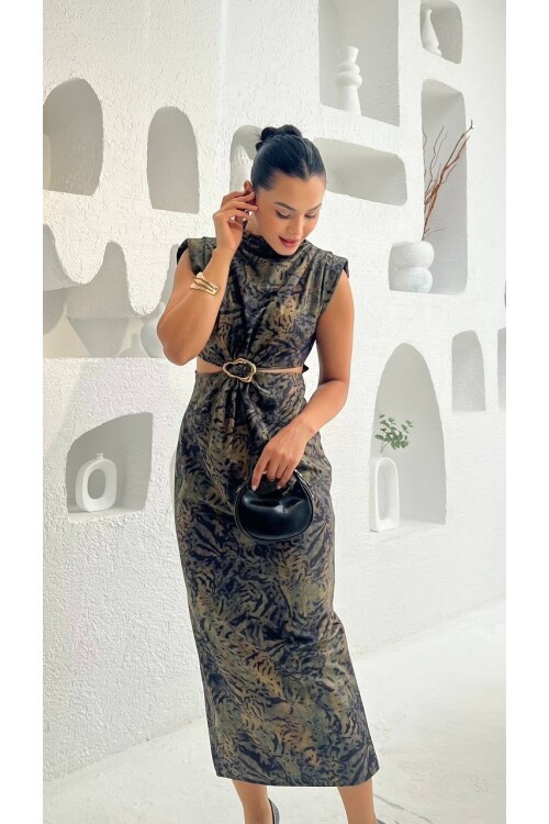 3840-YEŞİL DALMAÇYA DESEN DESEN YANLARI AÇIK TOKALI ELBİSE
