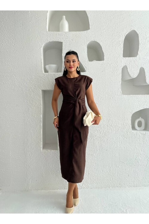 3842-KAHVE SÜET KUMAŞ KENDİNDEN KUŞAKLI ELBİSE