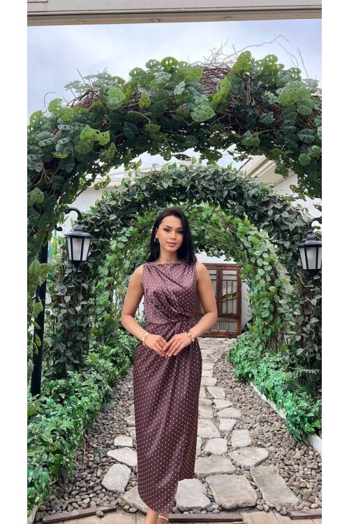 3937-KAHVERENGİ SATEN KUMAŞ PUANTİYE DRAPELİ ELBİSE