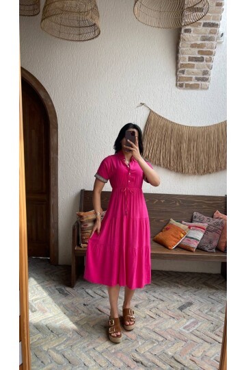 3080-PEMBE KOL MANŞETLERİ ŞERİTLİ ELBİSE