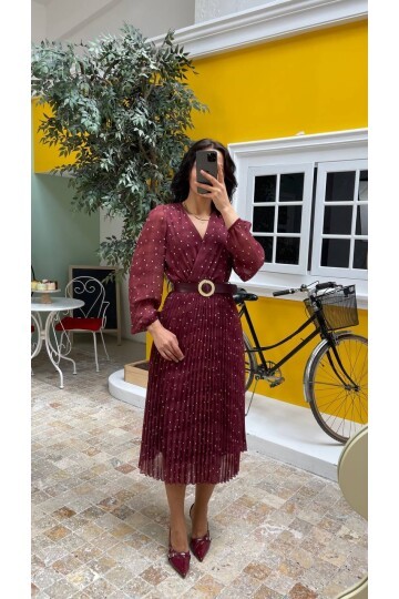 3286-BORDO KEMERLİ PUANTİYE DESEN ELBİSE